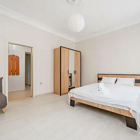 Evreyskaya Street 6 *